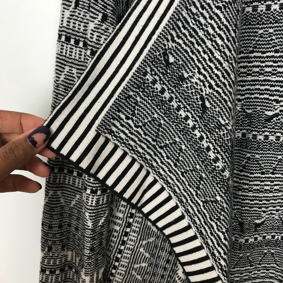 BLACK & WHITE Boho Aztec Sweater - Picture 1 of 4